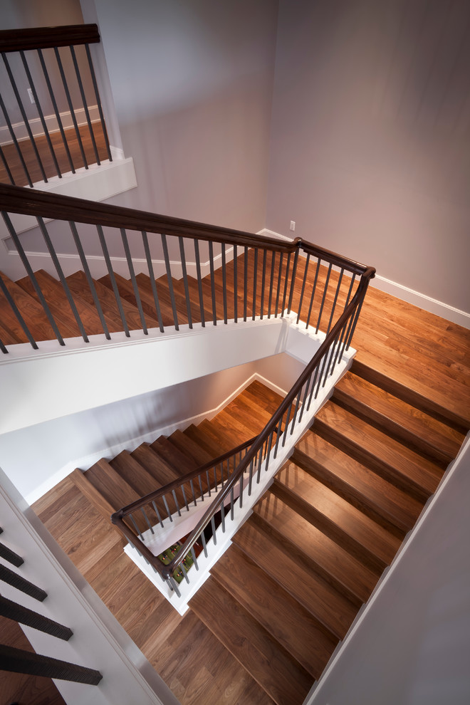 Пример оригинального дизайна: большая п-образная деревянная лестница в стиле модернизм с деревянными ступенями