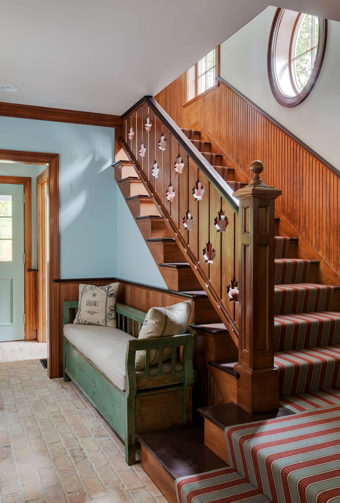 Diseño de escalera recta clásica grande con escalones de madera, contrahuellas de madera y barandilla de madera