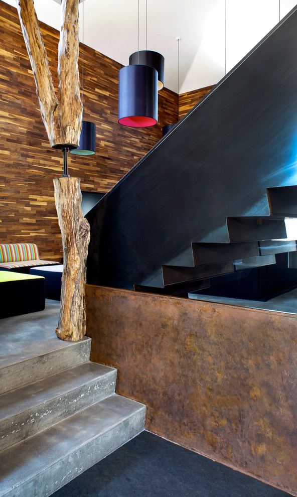 Photo of a contemporary staircase in Montreal.