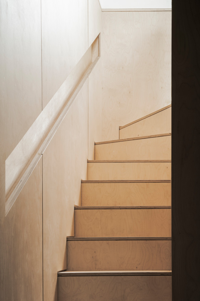Diseño de escalera recta contemporánea de tamaño medio con escalones de madera, contrahuellas de madera y barandilla de madera
