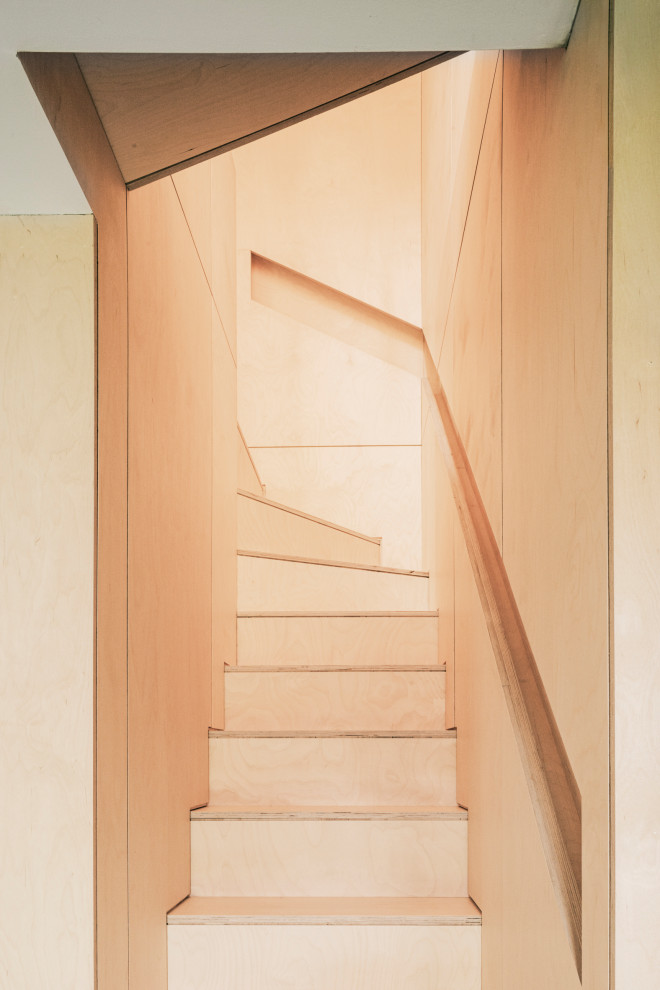Пример оригинального дизайна: прямая деревянная лестница среднего размера в современном стиле с деревянными ступенями и деревянными перилами