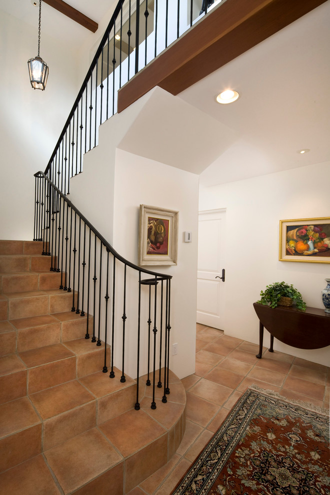 Mittelgroße Mediterrane Treppe in U-Form mit gefliesten Treppenstufen und gefliesten Setzstufen in Santa Barbara