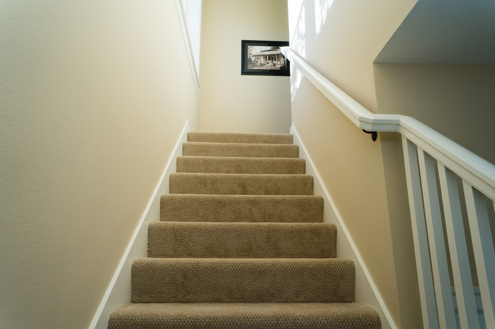 Mittelgroße Urige Treppe in L-Form mit Teppich-Treppenstufen und Teppich-Setzstufen in Portland