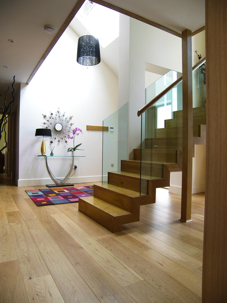 Modelo de escalera recta actual con escalones de madera y contrahuellas de madera