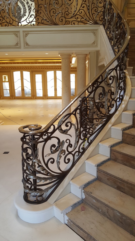 Cette image montre un très grand escalier traditionnel.