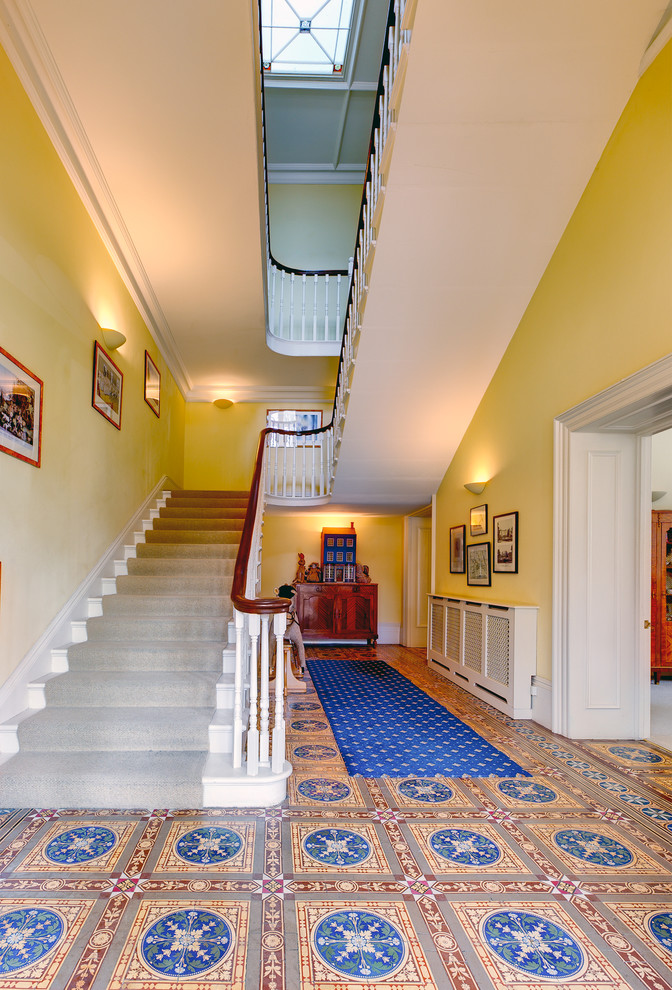 Источник вдохновения для домашнего уюта: огромная п-образная лестница в классическом стиле с ступенями с ковровым покрытием и ковровыми подступенками