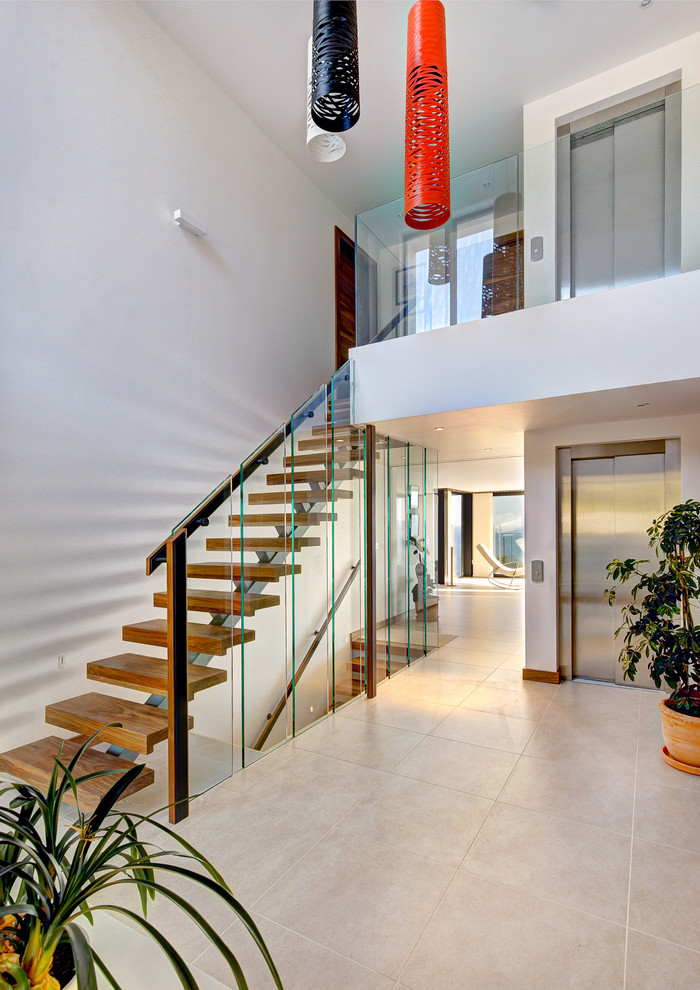 デヴォンにある高級な広いコンテンポラリースタイルのおしゃれな階段の写真