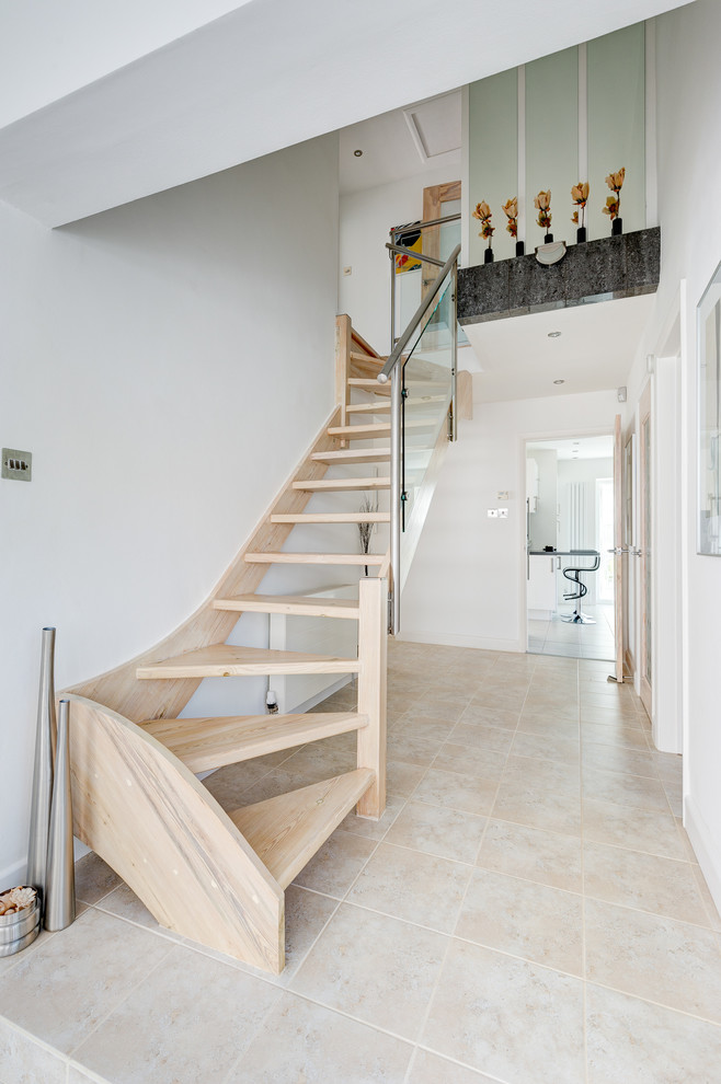 На фото: угловая деревянная лестница в современном стиле с деревянными ступенями