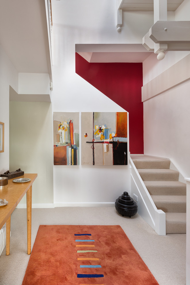 Mittelgroße Moderne Treppe in L-Form mit Teppich-Treppenstufen und Teppich-Setzstufen in Devon