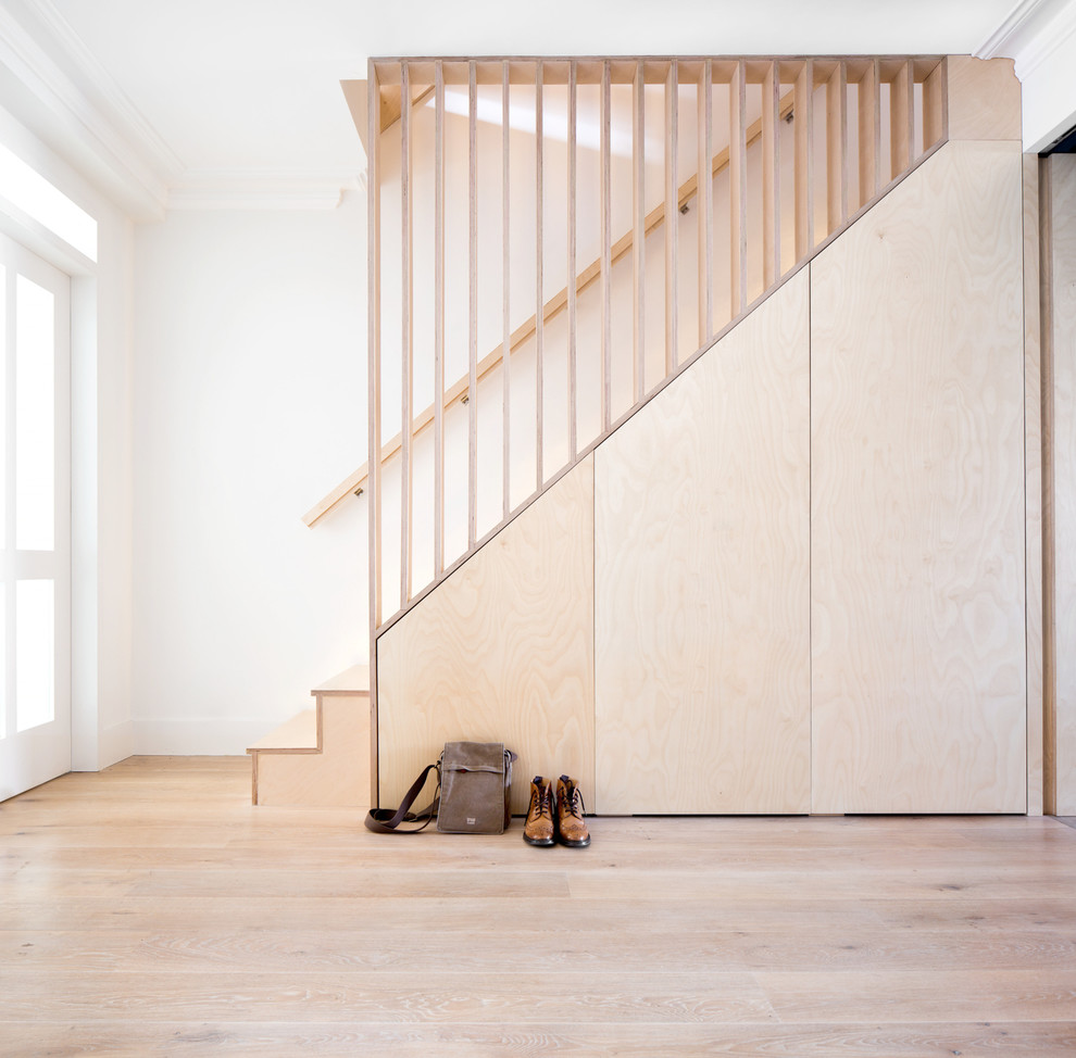 На фото: прямая деревянная лестница среднего размера в современном стиле с деревянными ступенями и деревянными перилами с