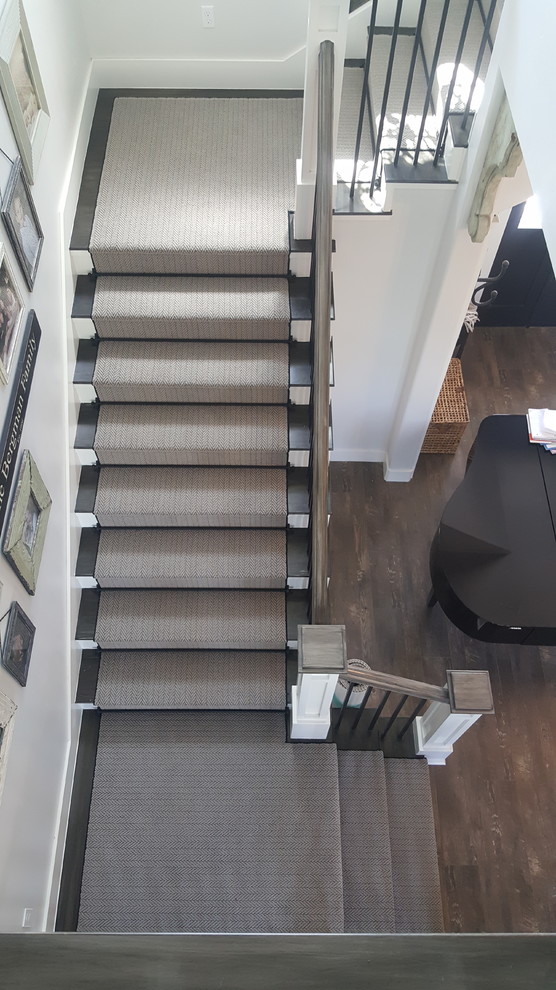Kleine Klassische Treppe in U-Form mit Teppich-Treppenstufen, Teppich-Setzstufen und Mix-Geländer in Sonstige