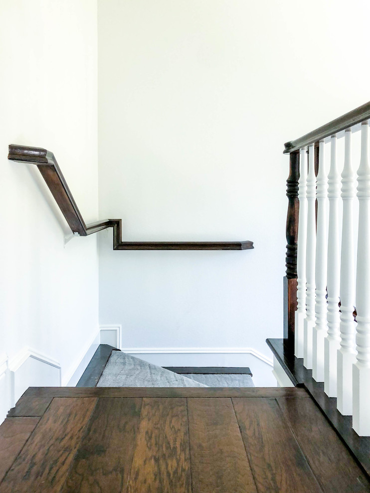 Источник вдохновения для домашнего уюта: п-образная лестница среднего размера в современном стиле с ступенями с ковровым покрытием, ковровыми подступенками и деревянными перилами