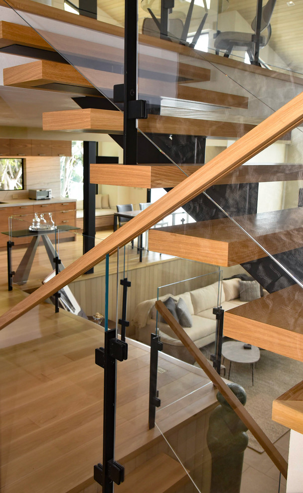Idéer för en modern flytande trappa i trä, med räcke i glas