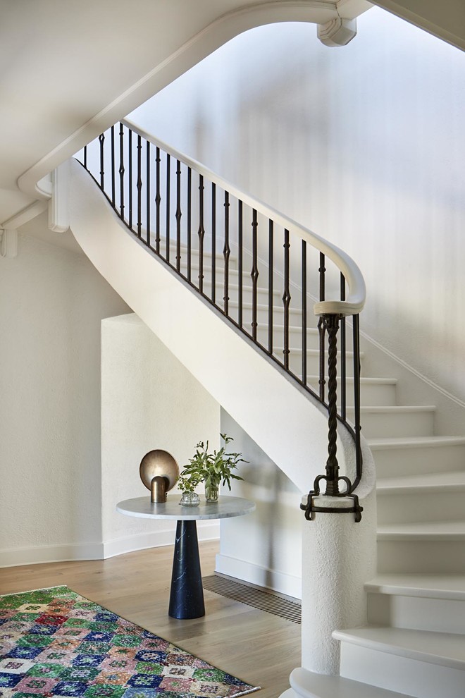 На фото: изогнутая лестница в современном стиле с перилами из смешанных материалов с