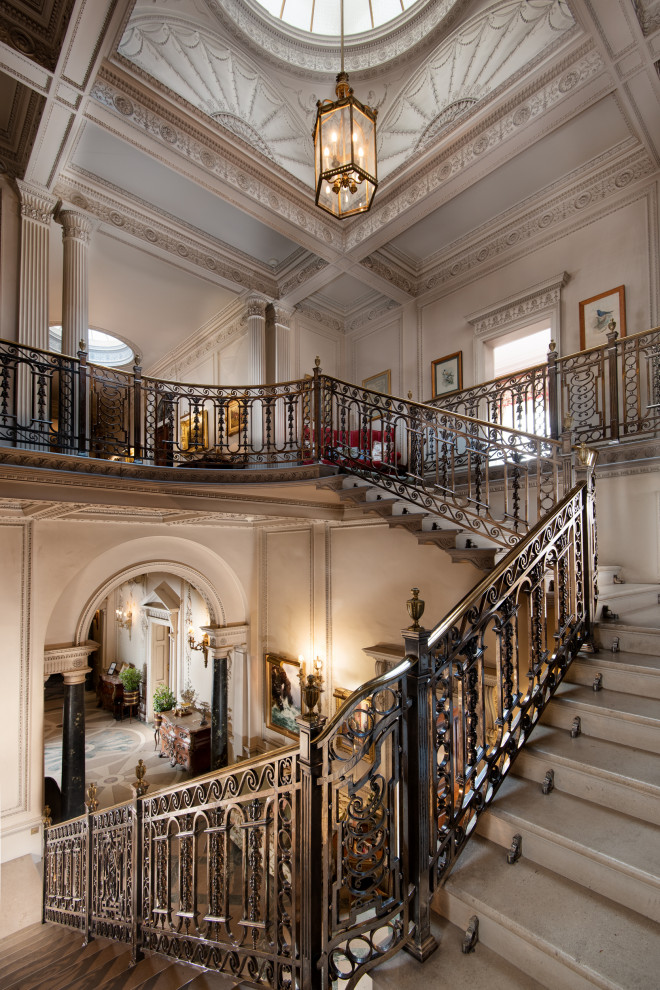 На фото: п-образная лестница в классическом стиле с металлическими перилами