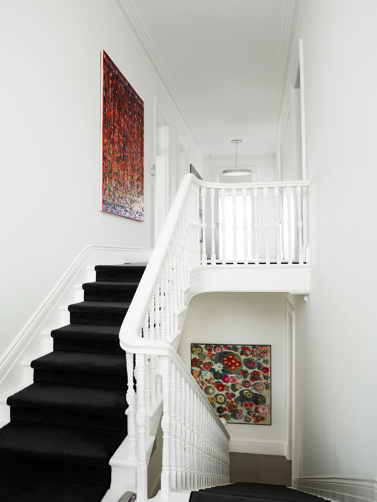 Inspiration pour un escalier en U de taille moyenne avec des marches en moquette et des contremarches en moquette.