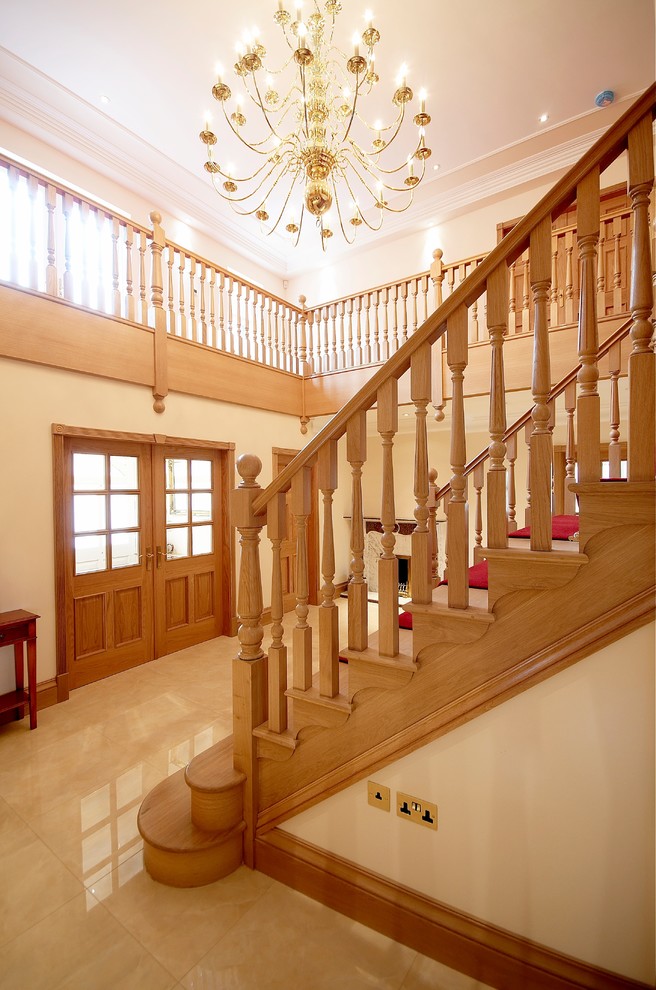 Aménagement d'un très grand escalier droit classique avec des marches en bois et des contremarches en bois.