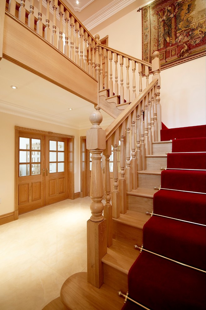 Источник вдохновения для домашнего уюта: огромная прямая деревянная лестница в классическом стиле с деревянными ступенями