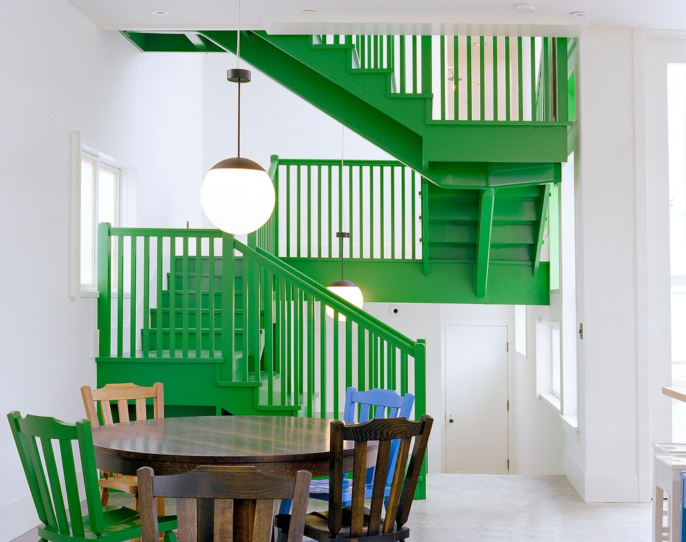 Свежая идея для дизайна: угловая лестница в морском стиле с крашенными деревянными ступенями и крашенными деревянными подступенками - отличное фото интерьера