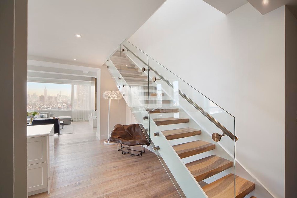 Gerade, Mittelgroße Moderne Holztreppe mit offenen Setzstufen in New York