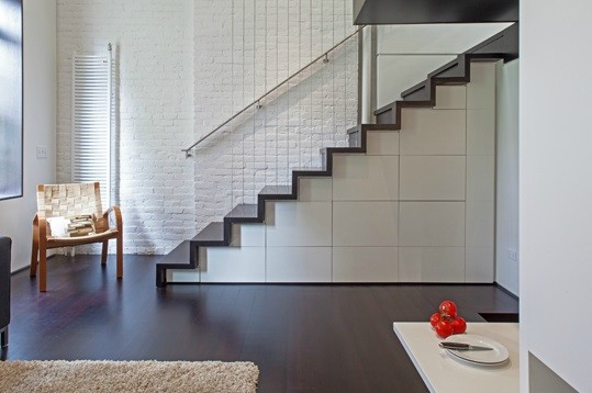 Immagine di una piccola scala a rampa dritta minimalista con pedata in legno e alzata in legno