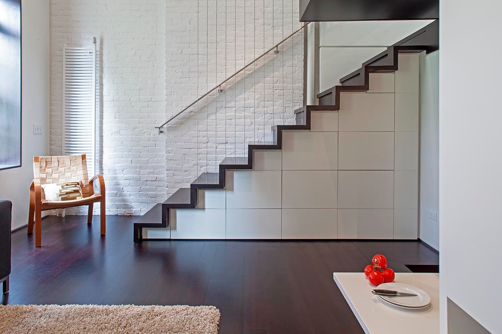 На фото: маленькая прямая деревянная лестница в стиле модернизм с деревянными ступенями и кладовкой или шкафом под ней для на участке и в саду с