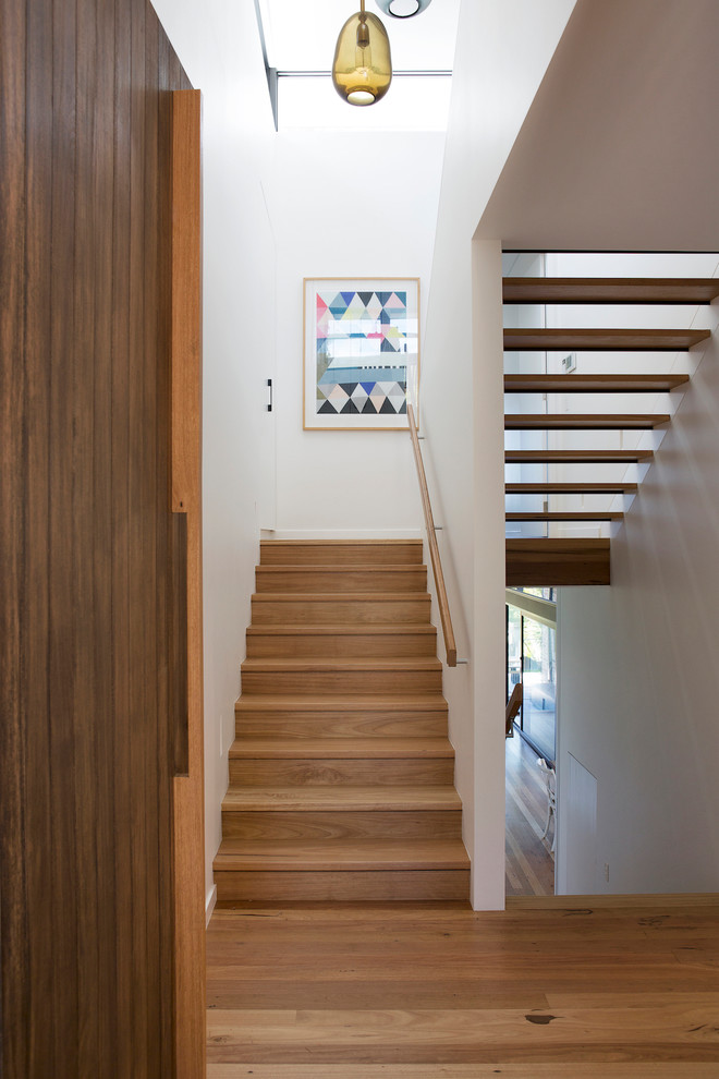 シドニーにあるコンテンポラリースタイルのおしゃれな折り返し階段 (木の蹴込み板) の写真