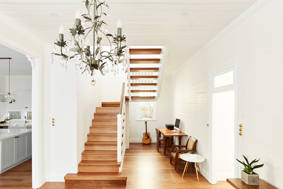 Idée de décoration pour un escalier tradition en L avec des marches en bois et des contremarches en bois.