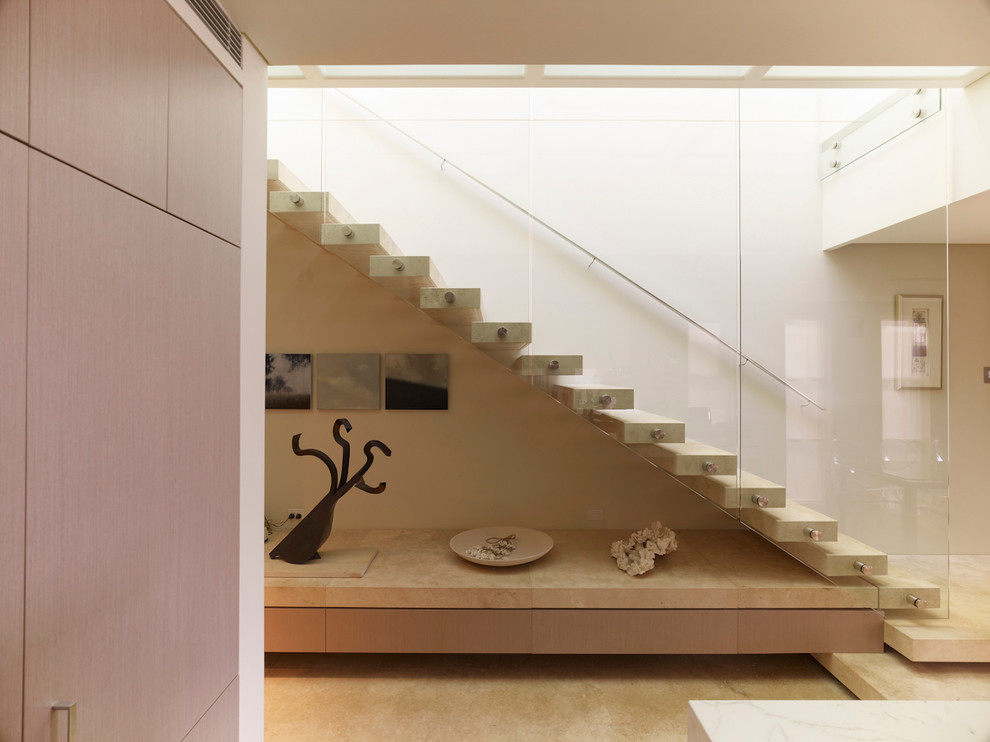 Пример оригинального дизайна: прямая лестница в современном стиле без подступенок