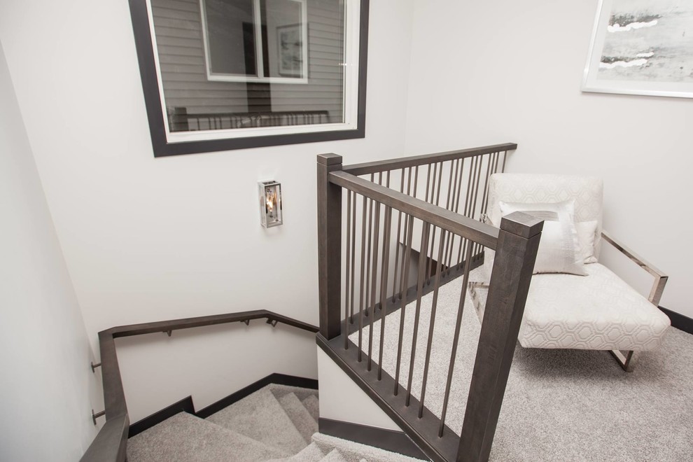 На фото: маленькая угловая лестница в стиле модернизм с ступенями с ковровым покрытием и ковровыми подступенками для на участке и в саду