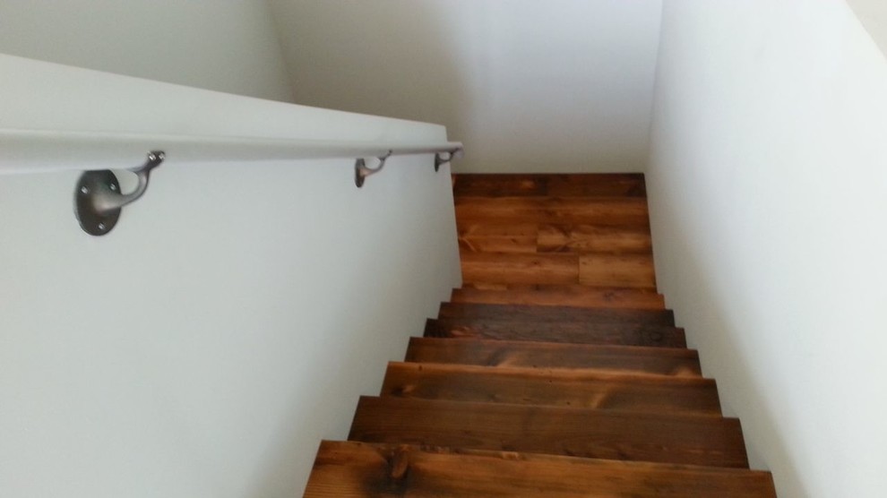 This is an example of a medium sized traditional wood u-shaped staircase in Hawaii with wood risers.