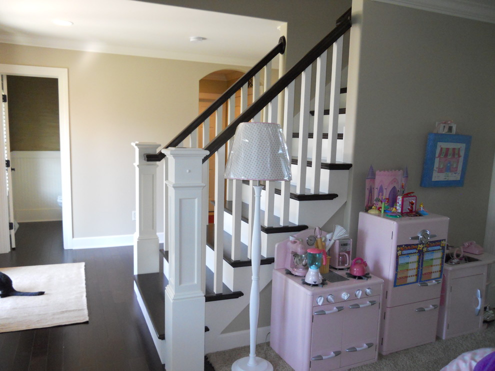 На фото: прямая лестница в классическом стиле с крашенными деревянными ступенями без подступенок