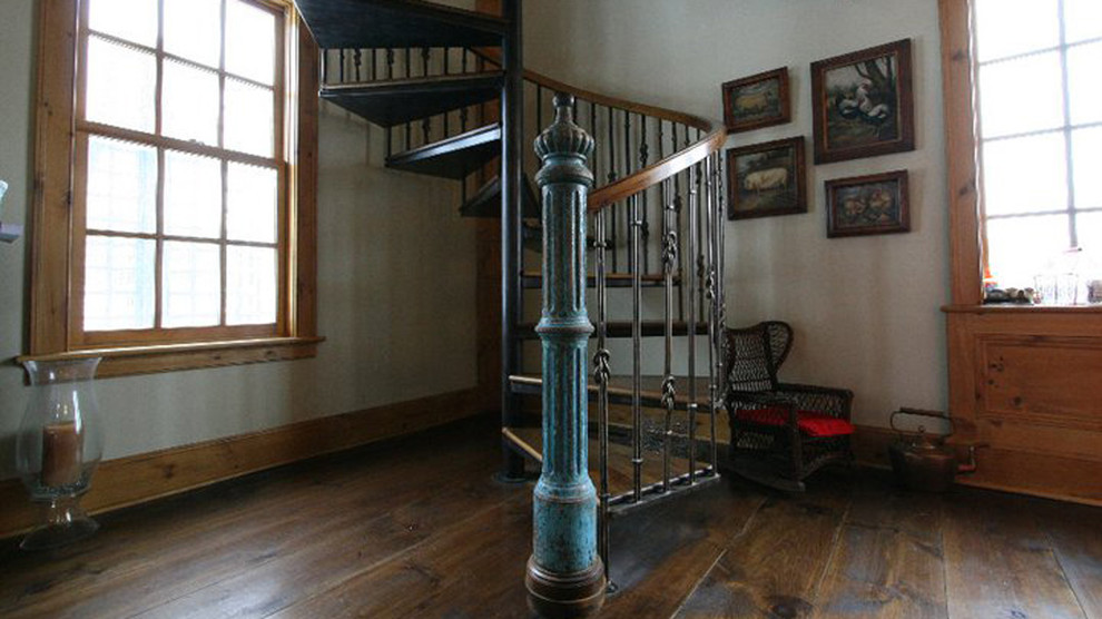 На фото: маленькая винтовая лестница в стиле кантри с деревянными ступенями без подступенок для на участке и в саду