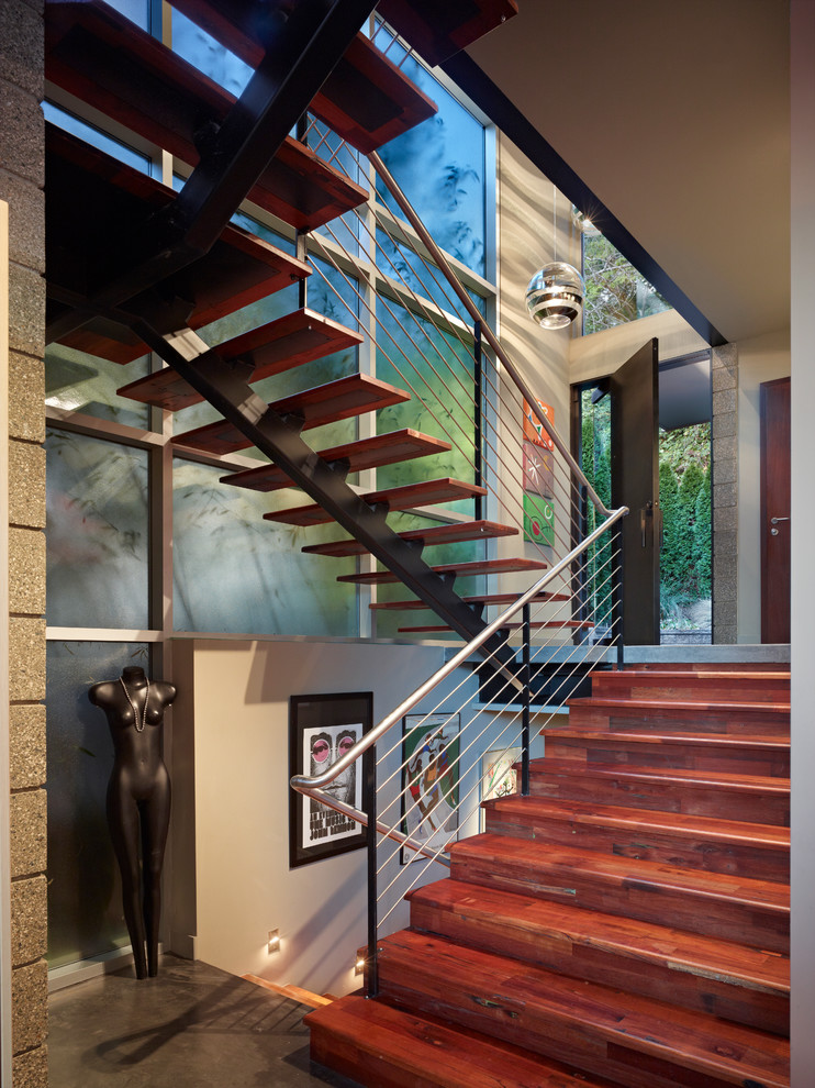 Свежая идея для дизайна: п-образная лестница среднего размера в современном стиле с деревянными ступенями и перилами из тросов без подступенок - отличное фото интерьера