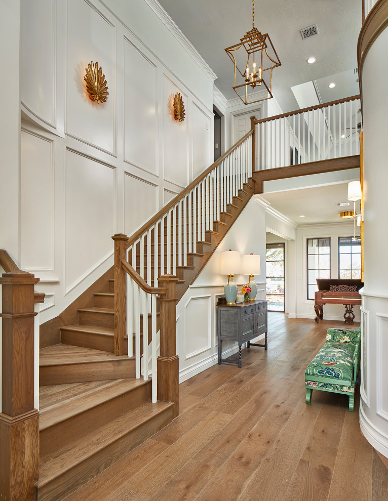 Große Klassische Treppe in L-Form mit Holz-Setzstufen und vertäfelten Wänden in Dallas
