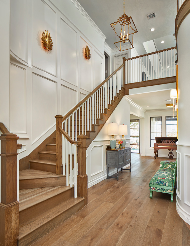 Idées déco pour un grand escalier classique en L avec des marches en bois, des contremarches en bois, un garde-corps en bois et boiseries.