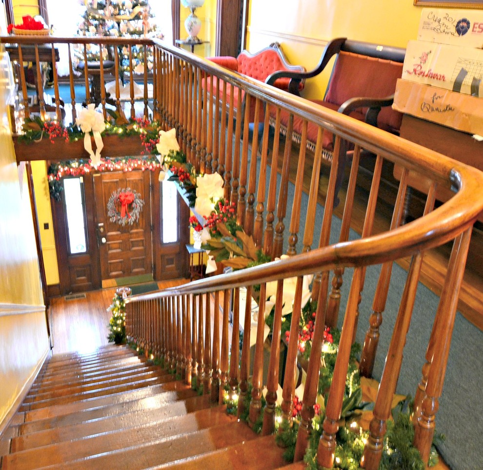 Foto de escalera en U clásica pequeña con escalones de madera, contrahuellas de madera y barandilla de madera