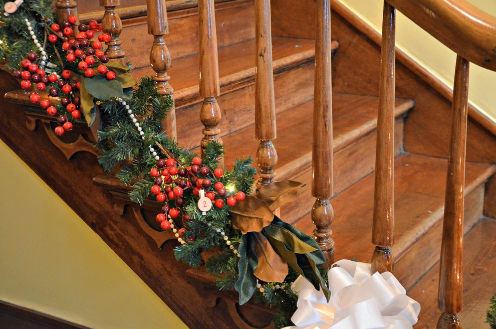 Modelo de escalera en U clásica pequeña con escalones de madera, contrahuellas de madera y barandilla de madera