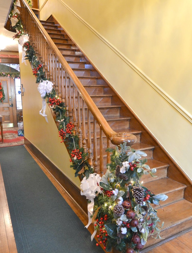 Modelo de escalera en U tradicional pequeña con escalones de madera, contrahuellas de madera y barandilla de madera