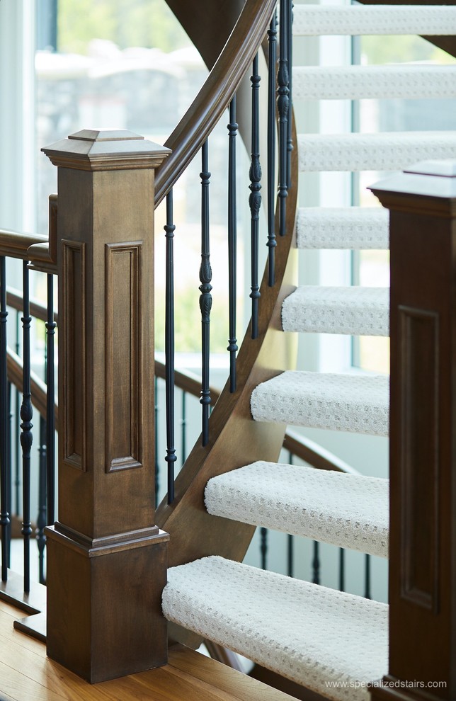 Inspiration för klassiska svängda trappor, med heltäckningsmatta, öppna sättsteg och räcke i flera material
