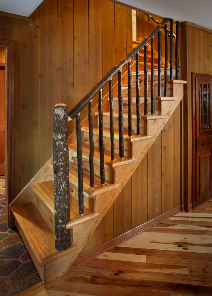 На фото: угловая деревянная лестница среднего размера в стиле рустика с деревянными ступенями с