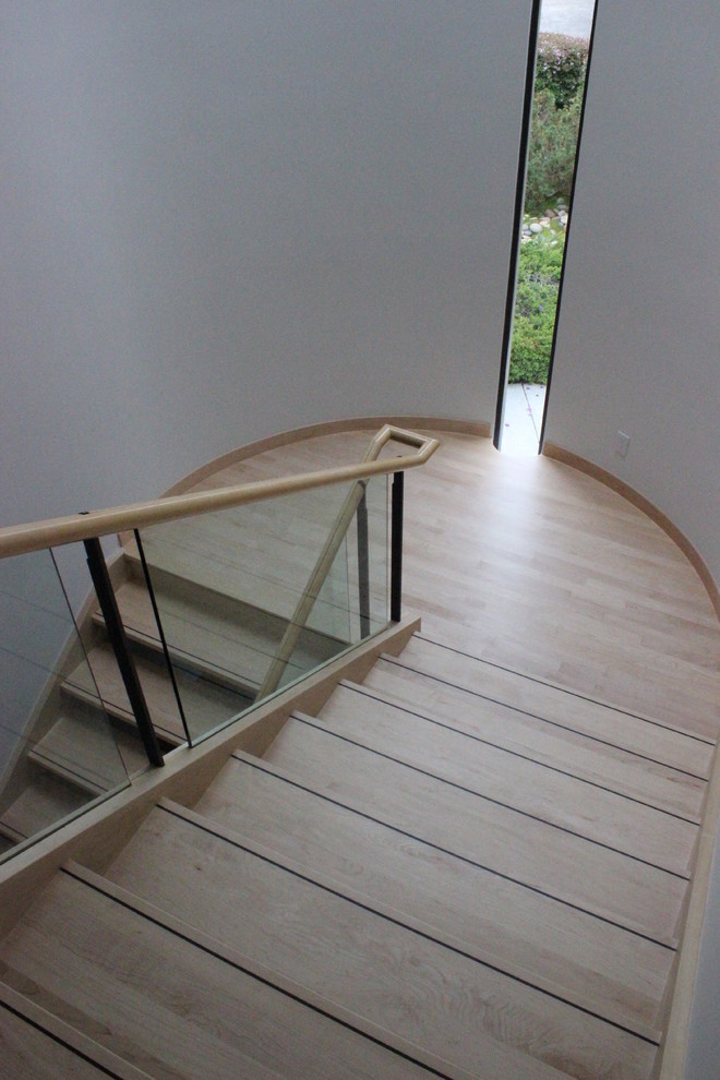 Пример оригинального дизайна: п-образная деревянная лестница в стиле модернизм с деревянными ступенями