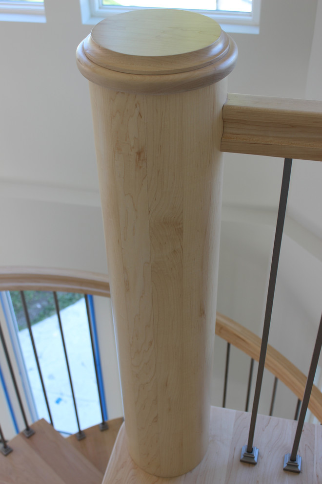 Idée de décoration pour un petit escalier hélicoïdal tradition avec des marches en bois, des contremarches en bois et un garde-corps en matériaux mixtes.