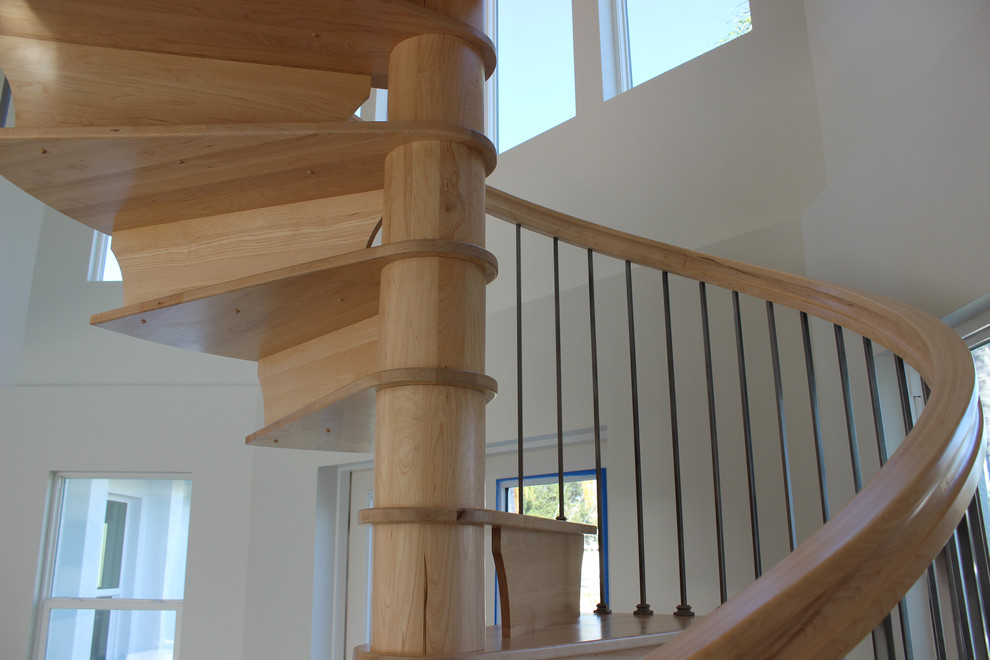 Diseño de escalera de caracol tradicional renovada pequeña con escalones de madera, contrahuellas de madera y barandilla de varios materiales