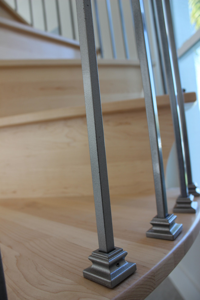 Diseño de escalera de caracol clásica renovada pequeña con escalones de madera, contrahuellas de madera y barandilla de varios materiales