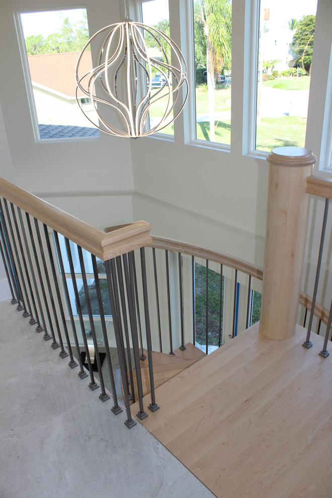 Modelo de escalera de caracol clásica renovada pequeña con escalones de madera, contrahuellas de madera y barandilla de varios materiales