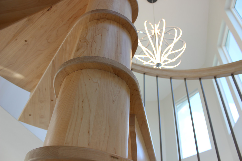 На фото: маленькая винтовая деревянная лестница в стиле неоклассика (современная классика) с деревянными ступенями и перилами из смешанных материалов для на участке и в саду