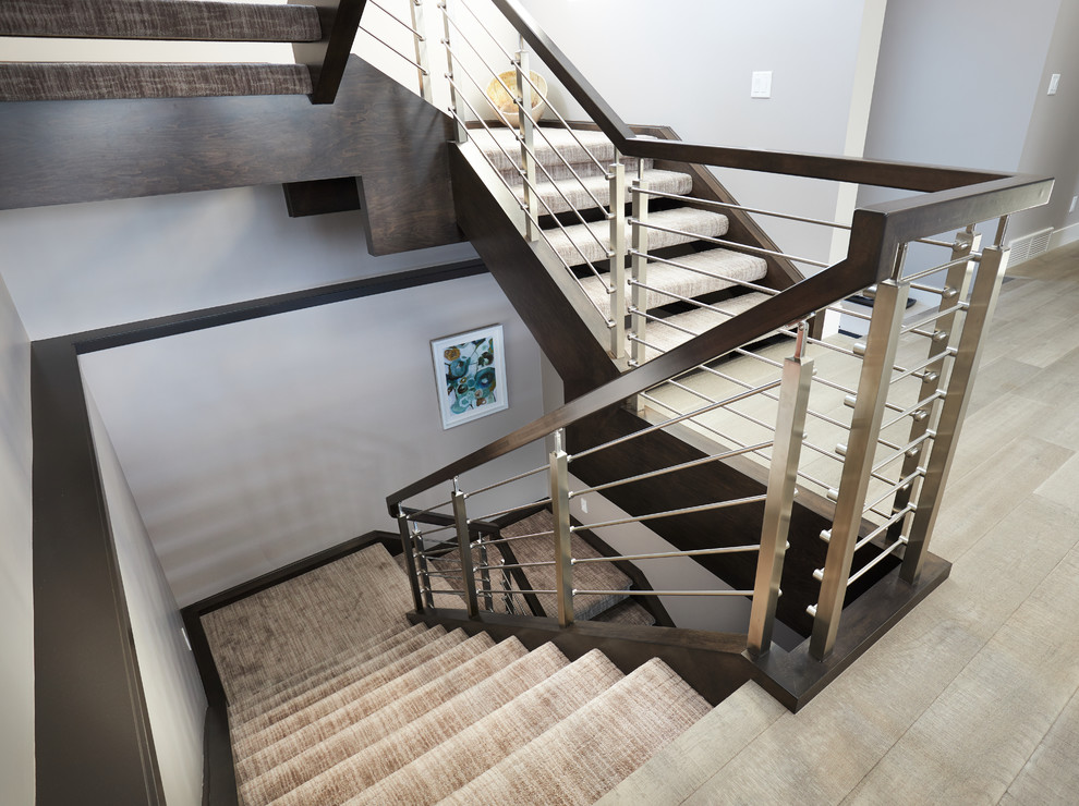 Стильный дизайн: большая лестница на больцах в стиле модернизм с ступенями с ковровым покрытием и перилами из смешанных материалов - последний тренд