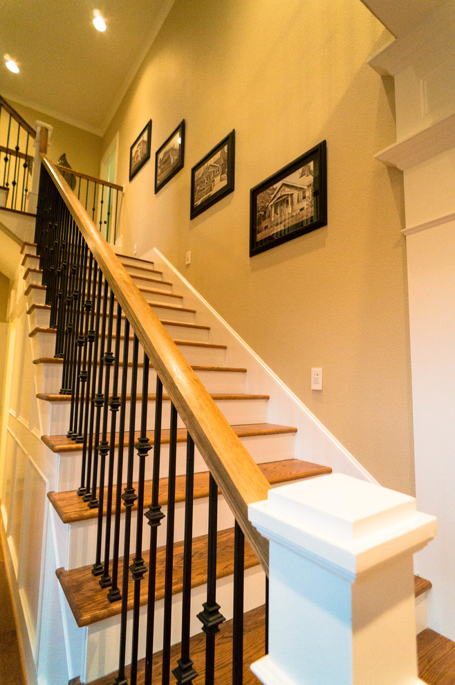 Foto de escalera en L tradicional renovada de tamaño medio con escalones de madera y contrahuellas de madera