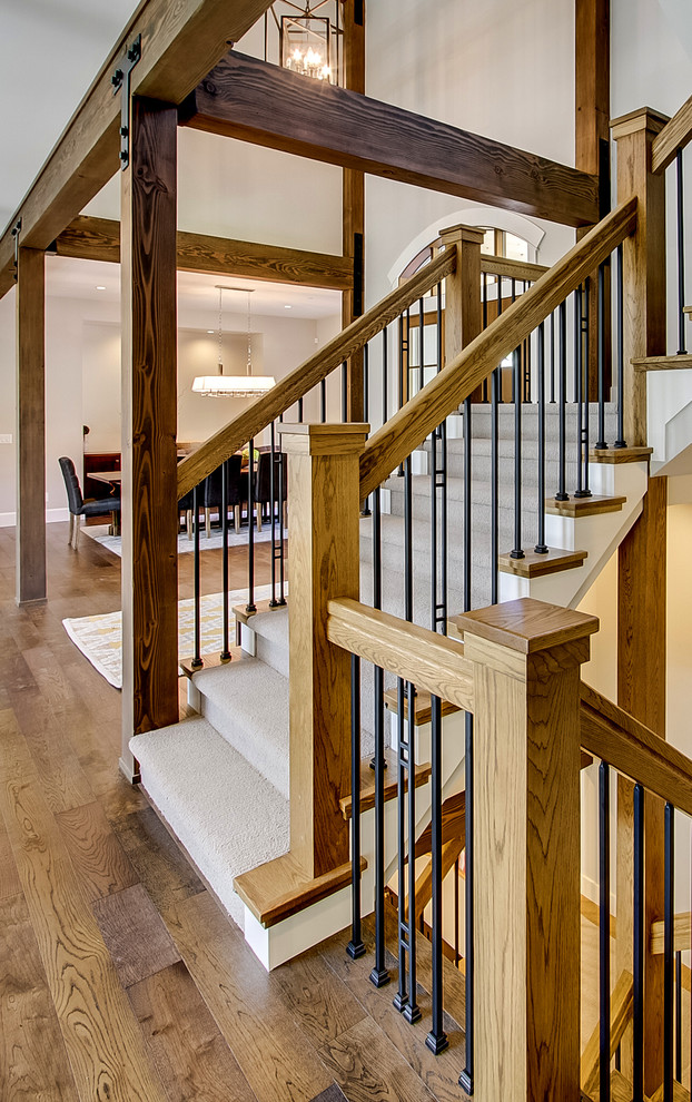 Стильный дизайн: большая п-образная лестница в классическом стиле с ступенями с ковровым покрытием, ковровыми подступенками и перилами из смешанных материалов - последний тренд